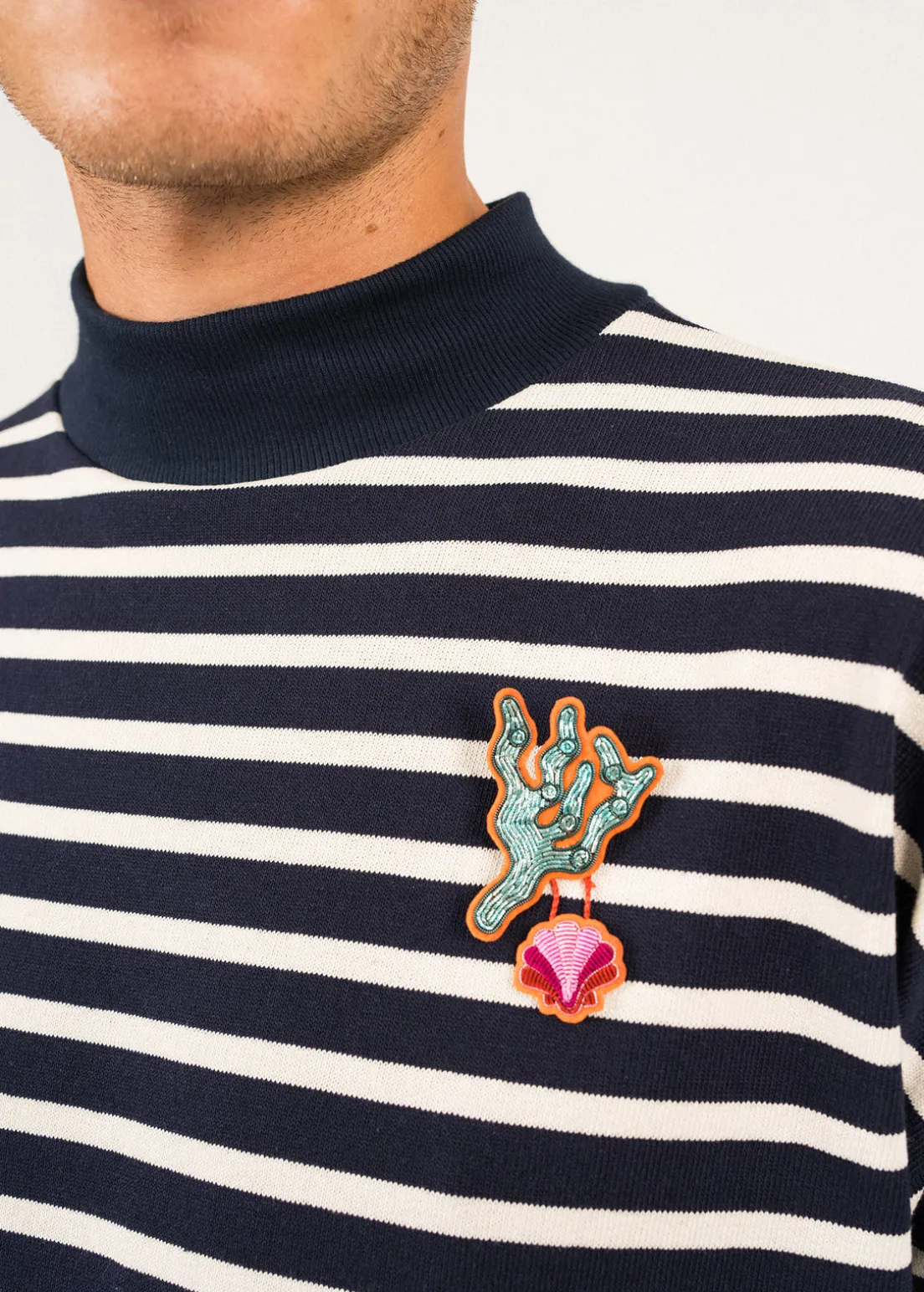 Broche brodée Corail